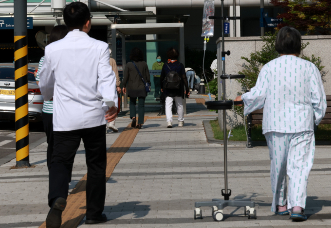 고려대학교의료원 교수들이 오는 12일부터 자율적인 무기한 휴진에 나선다. 사진은 서울 소재 한 대학병원에서 이동하는 의료진과 환자. /사진=뉴시스
