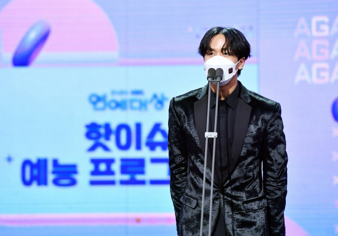  가수 라비가 모자이크 처리된 채로 등장했다. 사진은 지난 2020년 12월 서울 영등포구 여의도 KBS 신관 공개홀에서 열린 '2020 KBS 연예대상'에 시상자로 참석한 가수 라비. /사진=KBS 제공