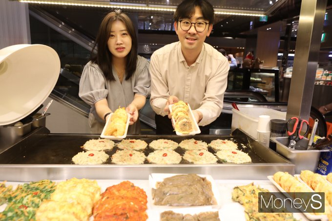 롯데백화점 광주점 지하1층 식품매장 팝업행사장 직원들이 전을 선보이고 있다/사진=롯데백화점 홍보3팀 제공.