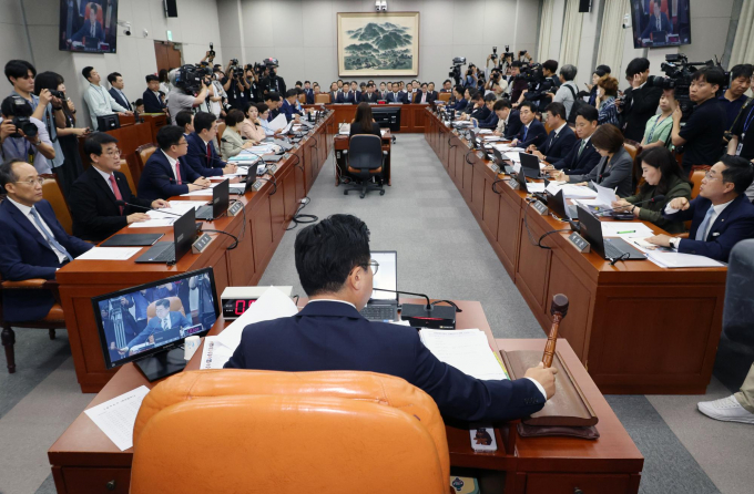 여·야가 채상병 사망 사건 수사외압 의혹에 대해 서로 다른 입장 차이를 보이며 대립하는 모습을 보였다. 사진은 박찬대 국회 운영위원장이 1일 서울 여의도 국회에서 열린 운영위원회 전체회의에서 안건 상정을 하며 의사봉을 두드리는 모습. /사진=뉴시스