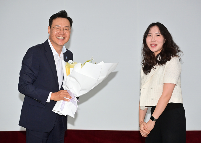 하병필 행정부시장이(왼쪽) 1일 시청 대회의실에서 열린 '인천광역시 제23대 행정부시장 취임식'에서 직원 대표로부터 꽃다발을 전달받고 있다./사진제공=인천시