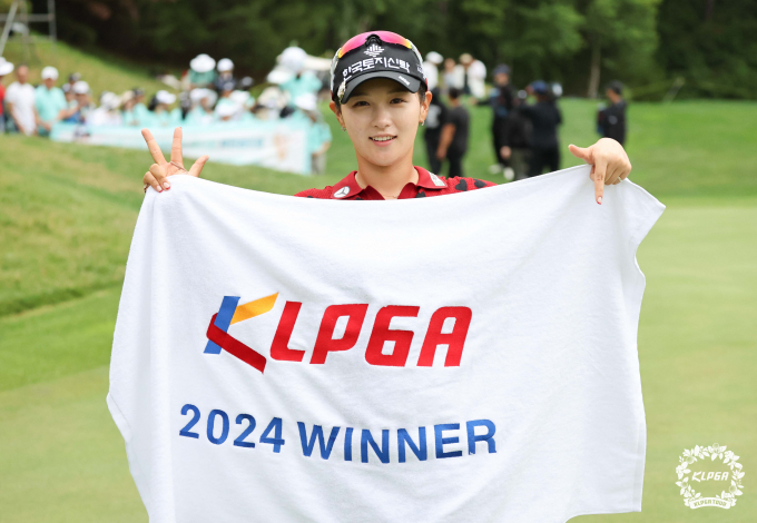  KLPGA 투어 맥콜·모나 용평 오픈 정상에 오른 박현경. /사진= KLPGA