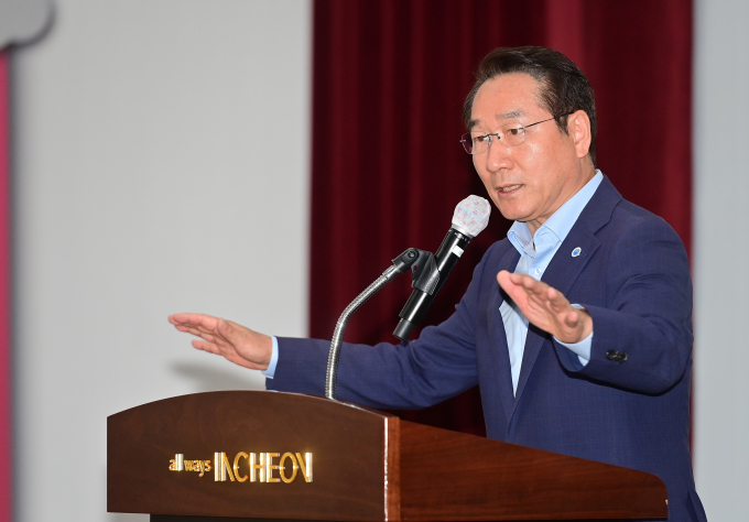 유정복 인천시장이 1일 시청 대회의실에서 열린 7월 직원 월례조회에서 격려사를 하고 있다./사진제공=인천시