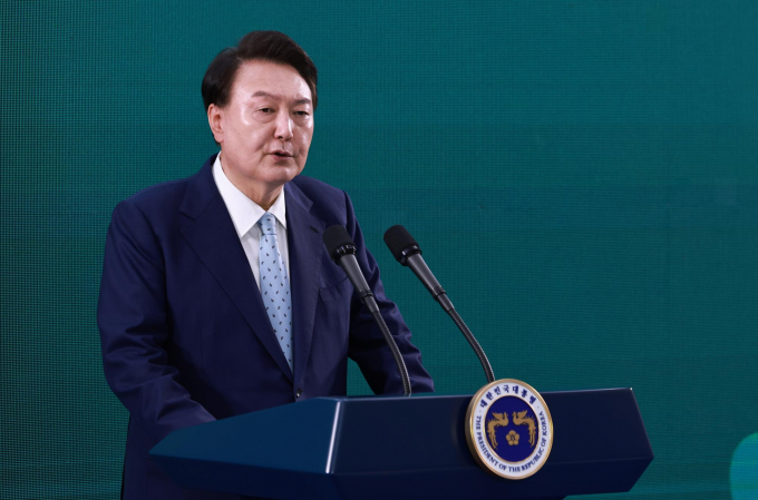 윤석열 대통령이 정부와 국회의 소통을 이어줄 정무장관직을 신설한다. 사진은 윤 대통령이 지난달 26일 서울 광진구 보건복지부 국립정신건강센터에서 열린 '정신건강정책 혁신위원회 1차 회의'에서 발언하는 모습. /사진=뉴시스(대통령실통신사진기자단)