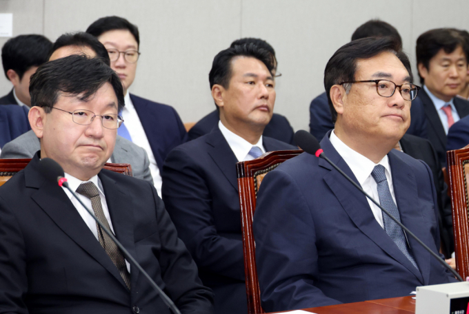 대통령실이 채상병 특검과 관련해 "수사 결과를 지켜본 이후 특검을 판단하는 게 순서"라고 말했다. 사진은 정진석 대통령비서실장(오른쪽)과 성태윤(왼쪽) 대통령비서실 정책실장이 1일 오전 서울 여의도 국회에서 열린 운영위원회의에서 의원들의 질의를 듣는 모습. /사진=뉴시스