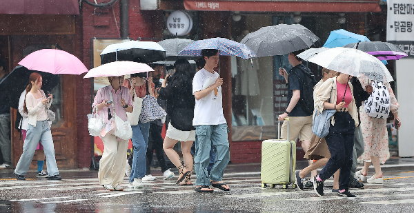 오는 2일 전국이 대체로 흐리고 비가 내릴 것으로 예상된다. 사진은 지난달 22일 오전 서울 종각역 인근에서 시민들이 우산을 쓰고 이동하는 모습. /사진=뉴스1