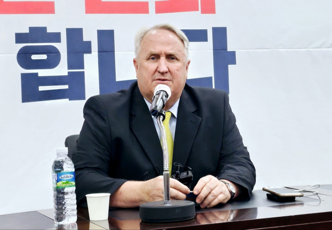 원희룡 전 국토교통부 장관의 러닝메이트로 최고위원 출마한 인요한 국민의힘 의원(비례대표)이 원 전 장관의 당선만을 생각하겠다고 말했다. 사진은 인 의원이 1일 대구 수성구 범어동 국민의힘 대구시당에서 기자회견을 열고 취재진 질문에 답변하는 모습. /사진=뉴스1
