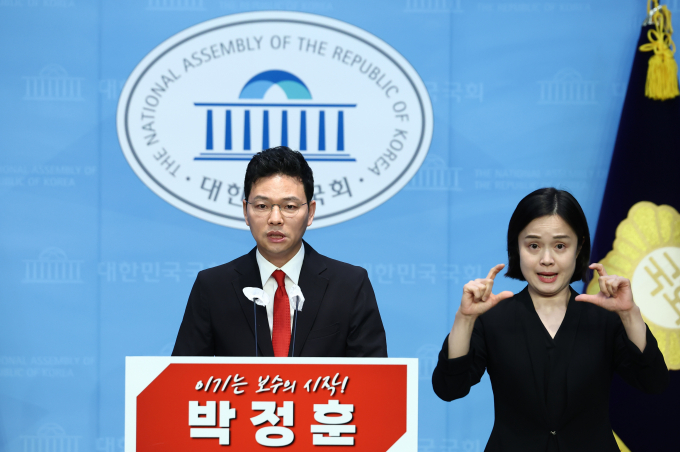 박정훈 국민의힘 의원(서울 송파갑)이 원희룡 전 국토교통부 장관의 한동훈 전 국민의힘 비상대책위원장을 향한 '배신의 정치' 공세를 비판했다. 사진은 박 의원(왼쪽)이 지난달 24일 서울 여의도 국회 소통관에서 최고위원 출마 기자회견을 하는 모습. /사진=뉴스1
