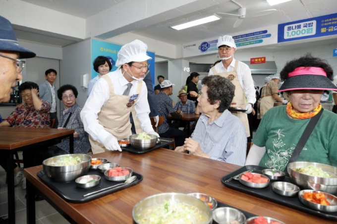 박병규 광주시 광산구청장이 1일 천원한끼 도산점에서 배식 봉사를 펼치고 있다./사진=광주 광산구청