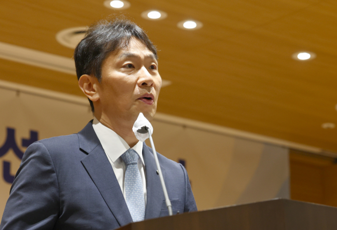 이복현 금융감독원장이 3일 증권사 CEO들에게 부동산 PF 리스크 해소를 강조할 전망이다. 이복현 금감원장이 26일 서울 마포구 상장회사회관에서 열린 기업 밸류업을 위한 지배구조 개선 세미나에서 축사하고 있다. /사진=뉴시스 전신 기자