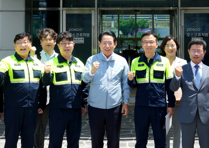 김영록 전남도지사(왼쪽 세번째)가 1일 이차전지 선두기업인 광양 포스코퓨처엠을 방문해 관계자들과 기념사진을 찍고 있다./전남도