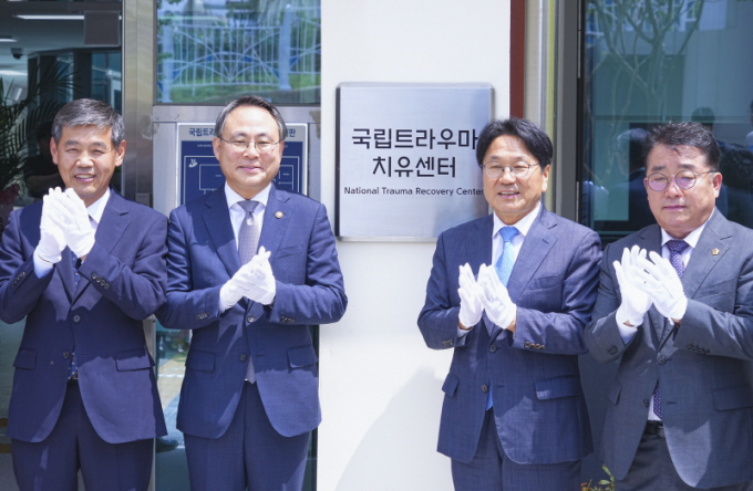 강기정 광주광역시장(오른쪽 두번째)이 1일 오전 서구 '국립 국가폭력 트라우마 치유센터 출범식'에 참석해 고기동 행안부 차관, 유족회 등 내빈들과 현판 제막을 하고 있다./사진=광주시
