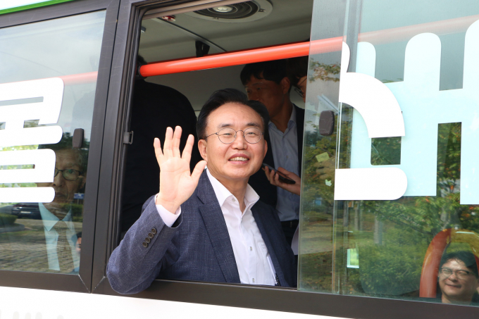 윤병태 나주시장이 지난해 8월 31일 나주콜버스 개통식에서 직접 버스에 탑승해 시민 불편사항 등을 점검하고 있다. /나주시
