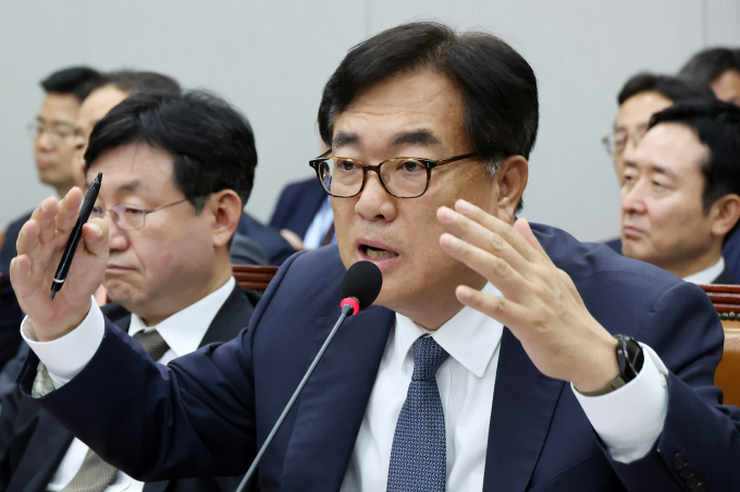 정진석 대통령실 비서실장이 김건희 여사의 명품백은 대통령실에서 보관 중이라고 밝혔다. 사진은 정 실장이 1일 서울 여의도 국회에서 열린 운영위원회 전체회의에서 의원 질의에 답변하는 모습. /사진=뉴시스