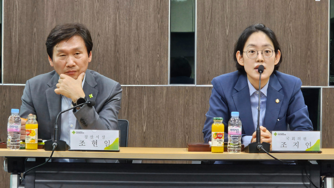 조지연 국민의힘 원내대변인이 김현 더불어민주당 의원(경기 안산을)의 방송통신위원회 갑질 의혹 관련 소송에 대해 "언론 겁박이자 언론 탄압"이라고 지적했다. 사진은 조 대변인(오른쪽)이 지난달 20일 경북 경산시청에서 열린 지역 현안 기자간담회에 참석한 모습. /사진=뉴스1