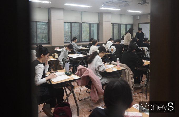 시험장 방송사고로 대학수학능력시험(수능) 영어 듣기 평가를 시험시간 후반에 푼 수험생들이 국가를 상대로 손해배상 청구 소송을 냈지만 1심서 패소했다.사진은 지난해 11월 서울 중구 이화여자외국어고등학교에서 마지막 준비를 마친 수험생의 모습. /사진=장동규 기자