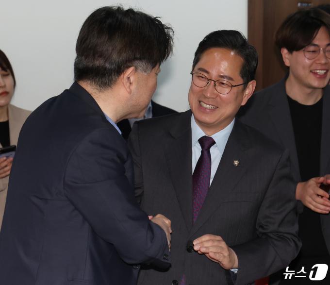 박수영 국민의힘 의원이 25일 서울 여의도 국민의힘 중앙당사에서 여의도연구원 주최로 열린 '제22대 총선이 남긴 과제틀' 토론회에서 홍영림 여의도연구원장과 대화를 하고 있다. 2024.4.25/뉴스1 ⓒ News1 ,송원영 기자