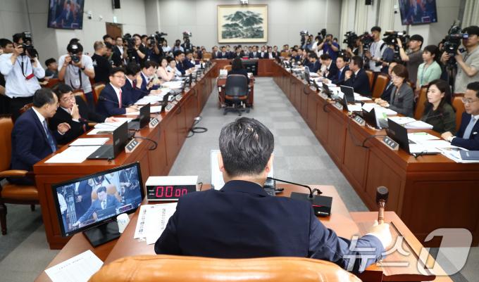 박찬대 국회 운영위원장이 1일 오전 서울 여의도 국회에서 열린 운영위원회 전체회의에서 의사봉을 두드리고 있다. 2024.7.1/뉴스1 ⓒ News1 김민지 기자