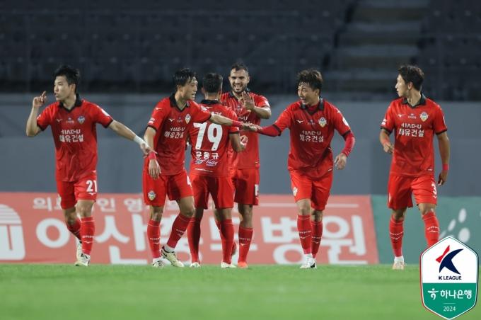 충남아산FC의 공격수 호세(가운데)가 득점 후 동료들과 기뻐하고 있다. (한국프로축구연맹 제공)