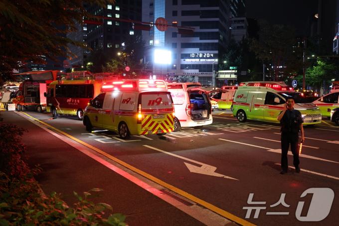 1일 저녁 서울 중구 시청역 교차로에서 대형 교통사고가 발생해 구조대원들이 현장을 수습하고 있다. 2024.7.1/뉴스1 ⓒ News1 구윤성 기자