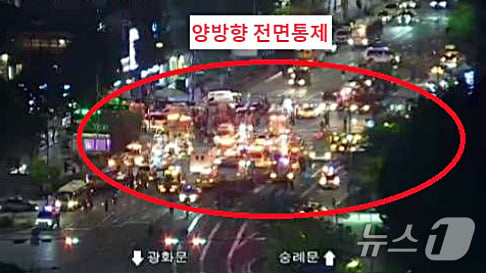 [사진] 서울시청 교차로서 차량 인도 돌진…사고로 다수 인명 피해