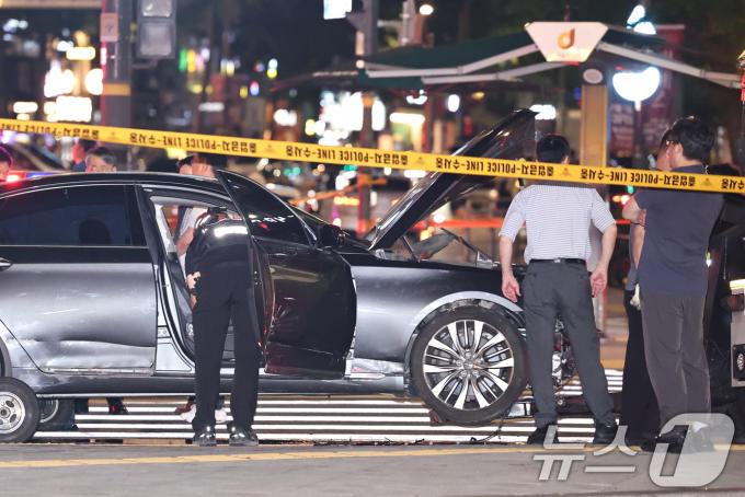 [사진] '7명 사망' 교통사고 차량 조사하는 경찰