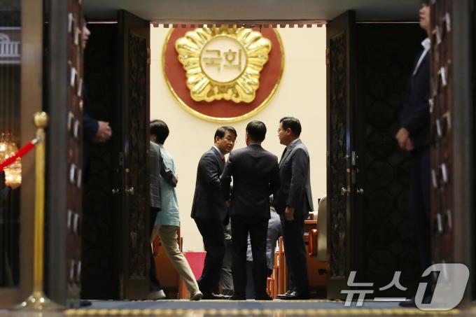 배준영 국민의힘 원내수석부대표와 박찬대 더불어민주당 원내대표, 박성준 원내수석부대표가 27일 오후 서울 여의도 국회 본회의장에서 열린 제415회국회(임시회) 제3차 본회의에 참석해 대화하고 있다. 2024.6.27/뉴스1 ⓒ News1 이광호 기자