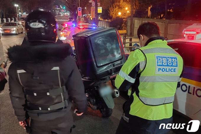 서울지방경찰청이 지난 2월 28일 오후 8시부터 1일 오전 6시까지 서울 영등포구 여의나루역 인근 도로에서 교통경찰관 120명과 순찰차·오토바이 63대를 투입해 폭주족 단속에 나섰다. (서울경찰청 제공) 2023.3.1/뉴스1