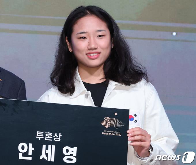 여자 배드민턴 안세영이 30일 오후 서울 송파구 롯데호텔 월드에서 열린 2022 항저우 아시안게임 격려행사 ‘고마워요, 팀 코리아(Thank you, TEAM KOREA)’에 참석해 투혼상을 수상 후 기념 촬영을 하고 있다. 2023,10.30/뉴스1 ⓒ News1 김진환 기자
