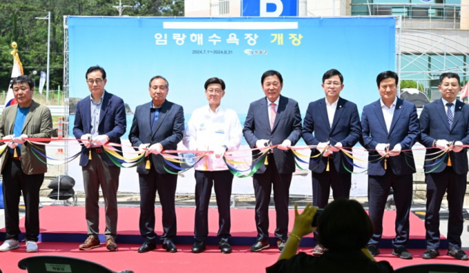 정종복 기장군수(왼쪽 네 번째부터)와 박홍복 기장군의회 의장, 구본영 부의장, 박우식·박기조 군의원 등이 1일 임랑해수욕장에서 해수욕장 개장식을 진행하고 있다./사진=기장군