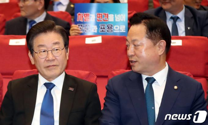 이재명 더불어민주당 전 대표와 김두관 전 의원. 2023.4.19/뉴스1 ⓒ News1 황기선 기자