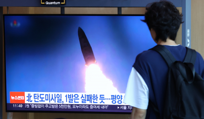2일 북한 조선중앙통신은 북한이 4.5톤급 초대형 탄두 미사일 시험 발사에 성공했다고 보도했다. 사진은 지난 1일 서울 중구 서울역 대합실에서 시민들이 북한의 탄도미사일 발사 관련 보도를 시청하고 있는 모습. /사진=뉴시스