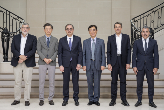 LG에너지솔루션과 르노가 1일 프랑스 파리 르노 본사에서 전기차용 LFP 배터리 공급계약을 체결했다. 왼쪽부터 질 르 보르네(Gille Le Borgne) 르노 CTO 부사장, 최승돈 LG에너지솔루션 자동차개발센터장 부사장, 프랑스아 프로보(Francois Provost) 르노 CPO 부사장, 서원준 LG에너지솔루션 자동차전지 사업부장 부사장, 필립 브루네(Philippe Brunet) 르노 파워트레인·EV 엔지니어링 사업부 전무, 조셉 마리아 르카젠(Josep Maria Recasens) CSO 전무. /사진=LG에너지솔루션