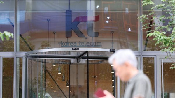 KT가 소규모 조직개편을 단행했다. 사진은 서울 종로구 KT광화문빌딩 정문. /사진=뉴스1