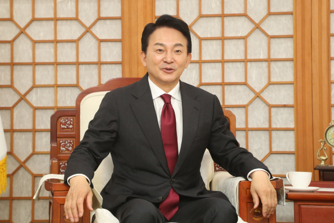 원희룡 전 국토교통부 장관이 한동훈 전 국민의힘 비상대책위원장에게 채상병 특검 철회를 촉구했다. 사진은 원 전 장관이 지난 1일 충북도청에서 김영환 충북지사와 만나 인사를 나누는 모습. /사진=뉴스1