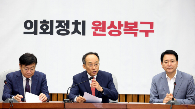 추경호 국민의힘 원내대표가 더불어민주당이 대정부질문을 위해 소집된 본회의에서 채상병 특검법과 방송3법 등을 처리하겠다고 한 것을 언급하며 비판의 말을 전했다. 사진은 추 원내대표(가운데)가 2일 서울 여의도 국회에서 열린 원내대책회의에서 발언하는 모습. /사진=뉴시스