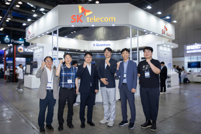 지난달 25일 열린 국내 최대 양자 분야 전시회인 ‘퀀텀 코리아 2024’에서 SKT 컨소시엄 관계자들이 과제 착수에 앞서 각종 사안에 대해 논의하고 있다 /사진=SK텔레콤