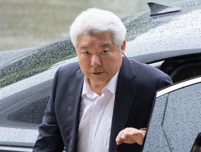 김홍일 방송통신위원장이 이르면 2일 자진사퇴할 것이라는 관측이 나온다. 사진은 김 위원장이 2일 경기 과천시 중앙동 정부과천청사 내 방통위로 출근하는 모습. /사진=뉴스1