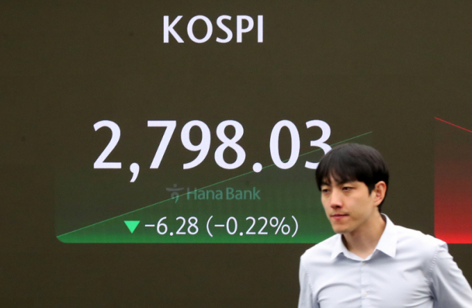  코스피가 전 거래일(2804.31)보다 5.66포인트(0.20%) 내린 2798.65에 개장한 2일 오전 서울 중구 하나은행 딜링룸 전광판에 지수가 표시되고 있다./사진=뉴시스 김혜진 기자 