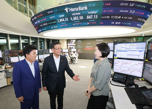 외환시장 개장시간 연장 첫날인 1일 최상목(가운데) 부총리, 함영주(맨 왼쪽) 하나금융그룹 회장이 오후 9시 30분경 하나은행 딜링룸 직원과 변경된 제도 시행에 대한 의견을 나누고 있다./사진=하나은행