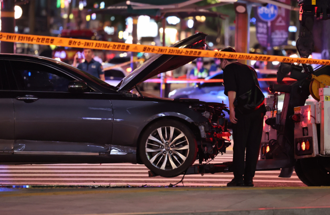  서울 중구 시청역 부근에서 발생한 교통사고의 가해자의 나이를 두고 '고령운전자' 논란이 불거졌다. 사진은 조사관이 파손된 가해차량을 살피고 있는 모습. /사진=뉴스1