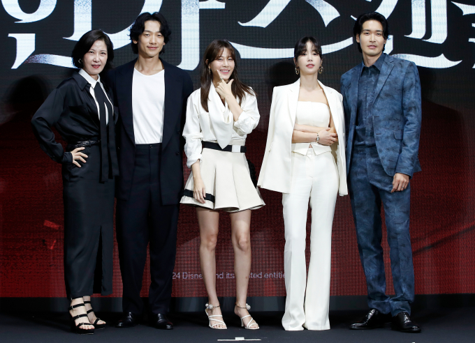 배우 정지훈의 연기열정이 기대를 모으고 있다. 배우 서이숙과 비(정지훈), 김하늘, 기은세, 정겨운(왼쪽부터)이 2일 서울 영등포구 콘래드 서울 호텔에서 열린 디즈니+ 오리지널 시리즈 '화인가 스캔들' 제작발표회에서 포즈를 취하고 있다. /사진=뉴스1