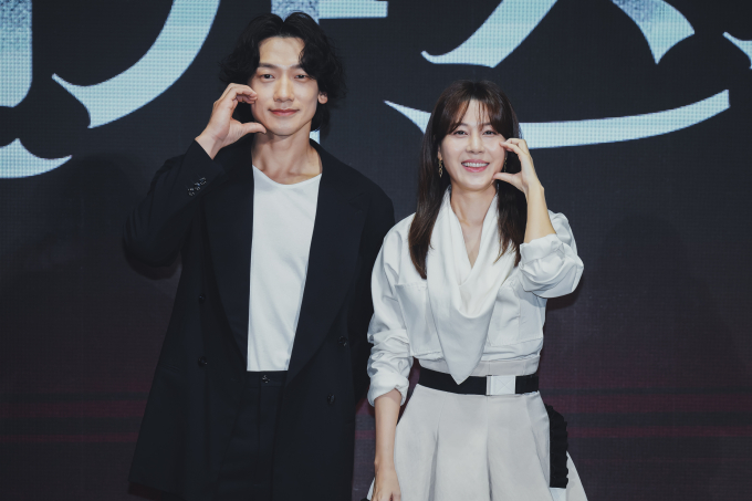 2일 서울 영등포구 콘래드 서울 호텔에서 열린 디즈니+ 오리지널 시리즈 '화인가 스캔들'(감독 박홍균) 제작발표회에서 배우 정지훈과 김하늘이 포즈를 취했다. /사진=디즈니+제공