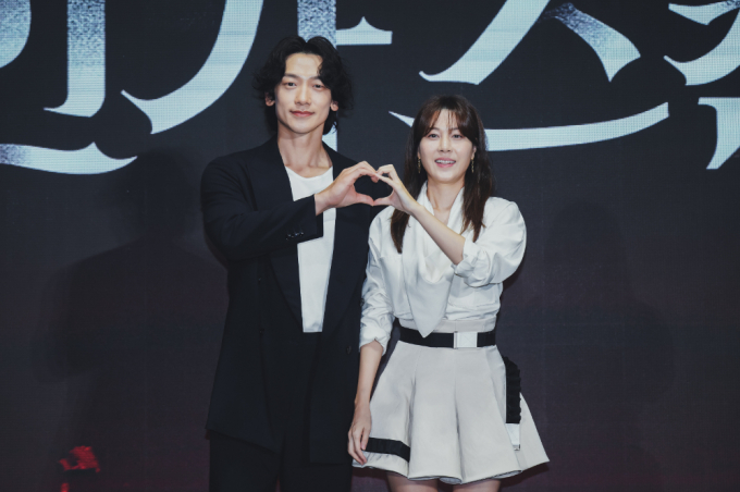 2일 오전 서울 영등포구 여의도 콘래드 서울 호텔에서는 디즈니+ 새 오리지널 시리즈 '화인가 스캔들'의 제작발표회가 진행됐다. 사진은 배우 정지훈과 김하늘. /사진=디즈니+ 제공