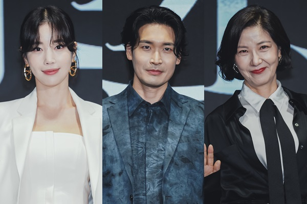 2일 오전 서울 영등포구 여의도 콘래드 서울 호텔에서는 디즈니+ 새 오리지널 시리즈 '화인가 스캔들'의 제작발표회가 진행됐다. 사진은 기은세, 정겨운, 서이숙(왼쪽부터). /사진=디즈니+ 제공