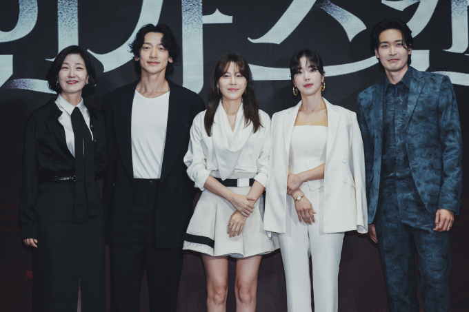  2일 서울 콘래드 호텔에서 진행된 디즈니+ '화인가 스캔들' 제작발표회에 배우 서이숙, 정지훈, 김하늘, 기은세, 정겨운이 참석했다(왼쪽부터). /사진=디즈니+제공