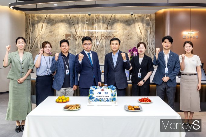 고병일 광주은행장(오른쪽 네번째)은 지난 1일 서울 잠실금융센터 개점식에 참석해 이선준 잠실금융센터장을 비롯한 직원들과 새로운 출발을 위한 파이팅을 외치고 있다/사진=광주은행 제공.
