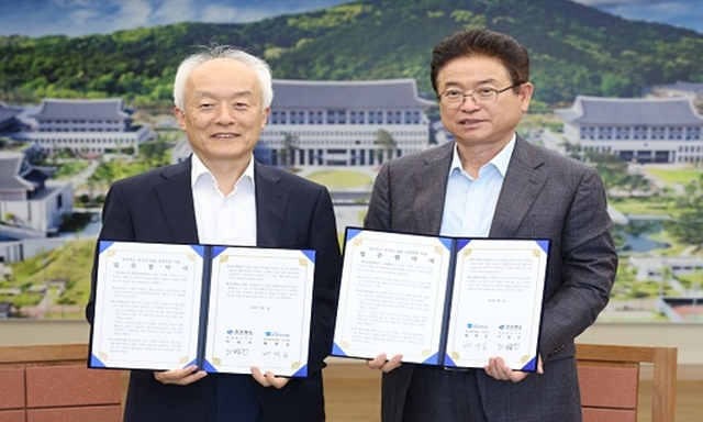 왼쪽부터 배병일 장학재단 이사장, 이철우 경북도지사가 업무협약서를 들어보이고 있다./사진제공=한국장학재단