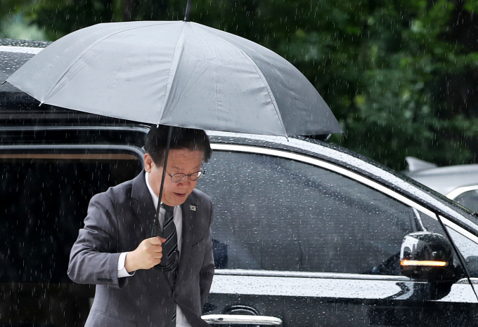 이재명 전 더불어민주당 대표가 2일 대정부질문 참석으로 인해 '대장동·백현동 개발비리 및 성남FC 후원금' 의혹 재판에 출석했다가 퇴청했다. 사진은 이 전 대표가 2일 서울 서초구 서울중앙지방법원에서 열린 대장동 배임 및 성남FC 뇌물 관련 특정범죄가중처벌등에관한법률위반(뇌물) 등 공판에 출석하는 모습. /사진=뉴스1