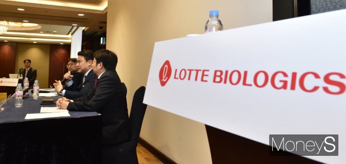전날 서울 롯데호텔에서 열린 착공식 관련 기자간담회에 참석한 롯데바이오로직스 경영진. /사진=임한별 기자